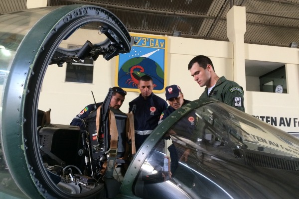 Participantes conhecem a nacele do A-29 e seu acesso