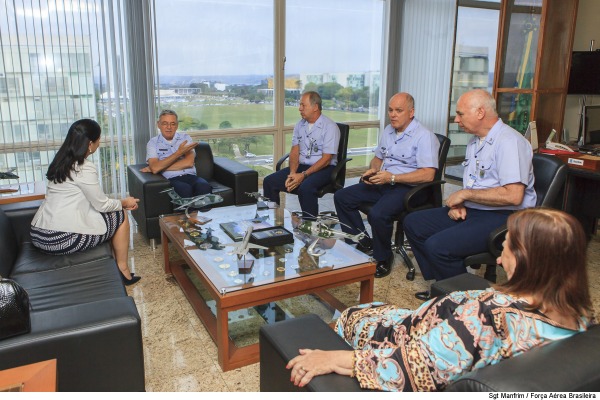 Encontro foi acompanhado por membros do Alto Comando e do COJAER