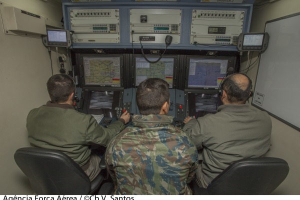 Abrigo, em solo, de onde pilotos comandam a ARP