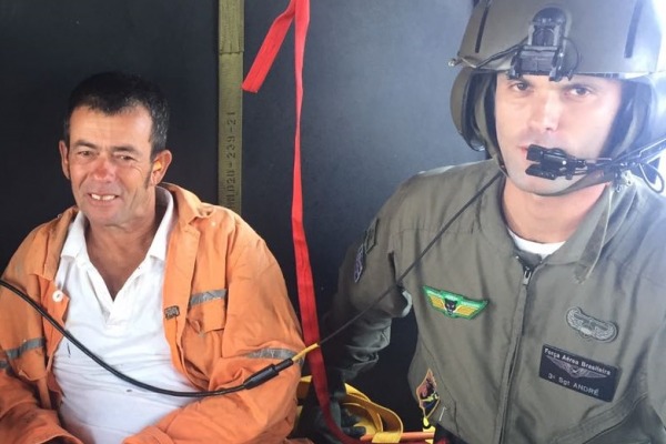 Naufrágio nesta manhã deixou uma vítima fatal, seis desaparecidos e 16 sobreviventes. Helicóptero da Força Aérea levou vítima para Florianópolis