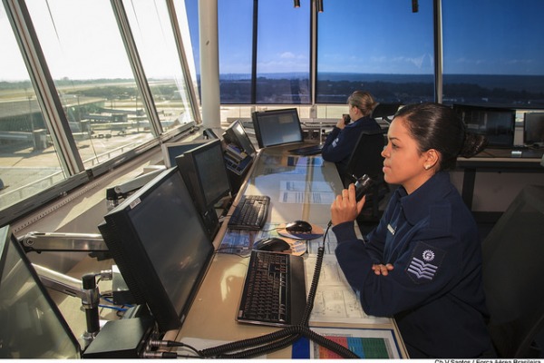 Conheça a história dos controladores de Pirassununga que evitaram um acidente aéreo e receberam homenagem dos pilotos