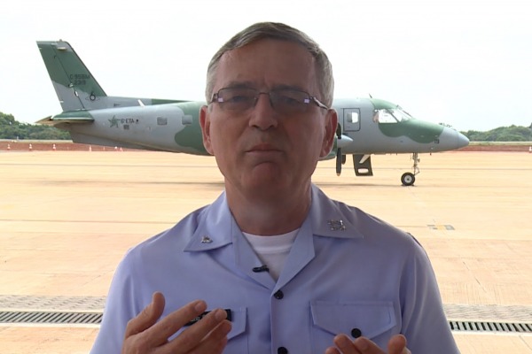 Tenente-Brigadeiro do Ar Nivaldo Luiz Rossato homenageia aviadores e efetivo da FAB