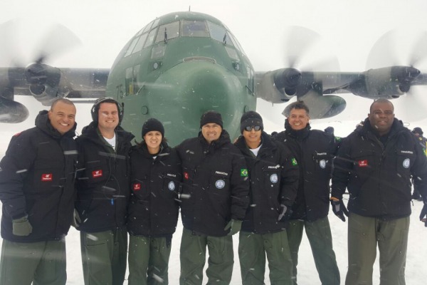 Vento forte, pouca visibilidade e muita neve fazem parte das missões na Antártica