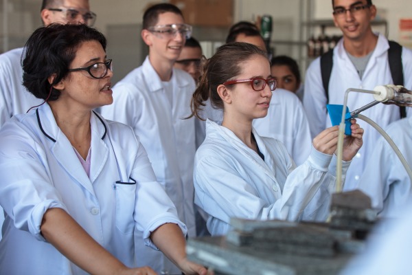 Aula prática de engenharia no ITA