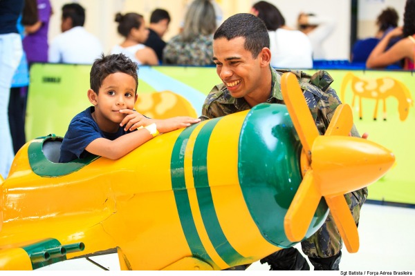 Soldado Brenno Santos ajudou as crianças a entrar nos mini aviões