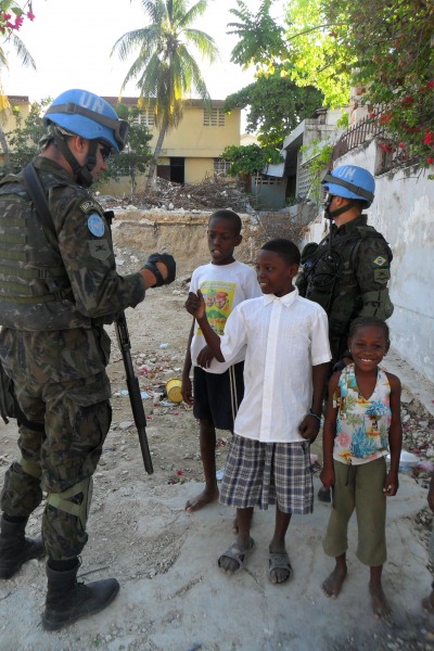 Militares brasileiros são chamados de bon bagay pelos haitianos