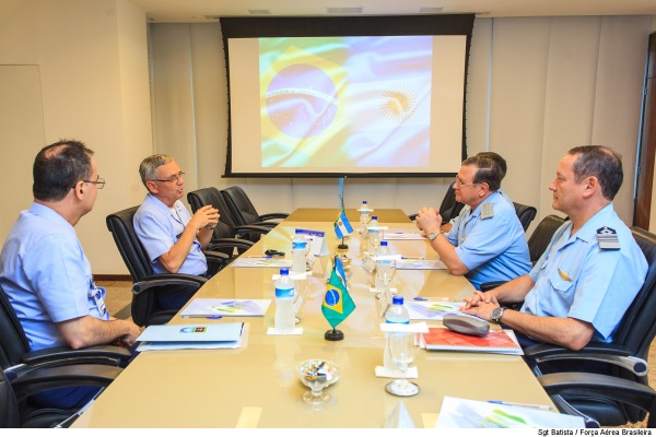 Reunião entre os comandantes das Forças Aéreas do Brasil e da Argentina foi realizada em Brasília (DF)