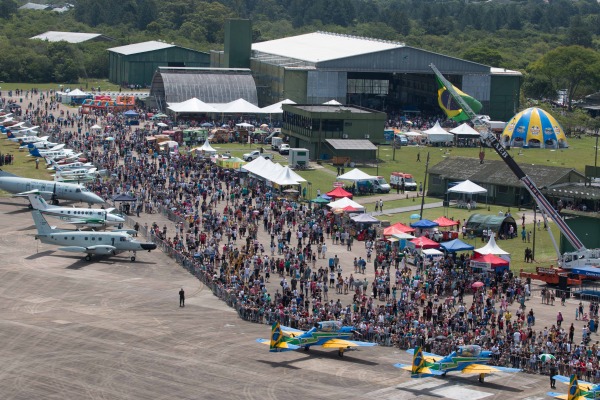 O público pôde conferir de perto as manobras da Esquadrilha da Fumaça na 30ª edição do evento.