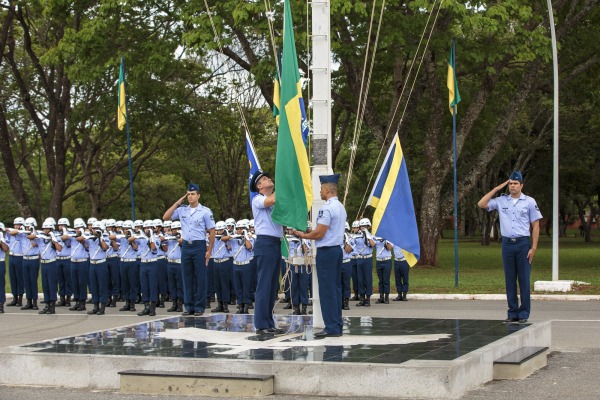  Durante a solenidade, as bandeiras inservíveis foram incineradas