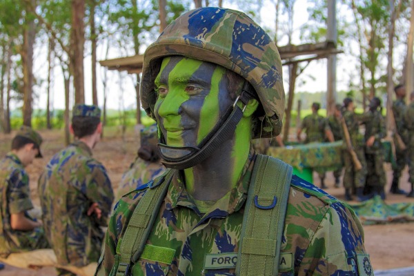 Sargento Arthur Zanetti em treinamento militar