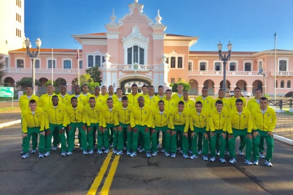 Jogadores disputam a Copa do Mundo Militar de Futebol na cidade de Muscat, em Oman