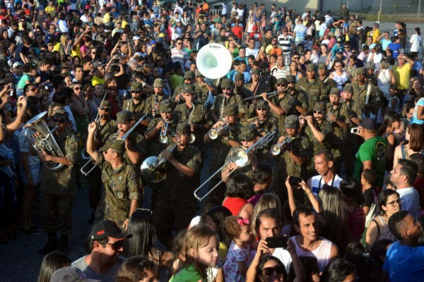 A Banda de Música da BANT apresentou-se marchando em meio ao público