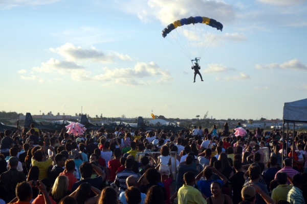 Os parquedistas foram lançados pelo Esquadrão Rumba, a bordo do C-95 Bandeirante