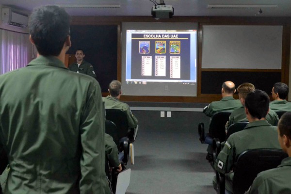 Dia da escolha iniciou com último voo da turma de estagiários