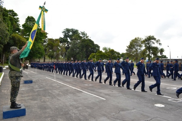 Os novos soldados desfilam em continência à Bandeira