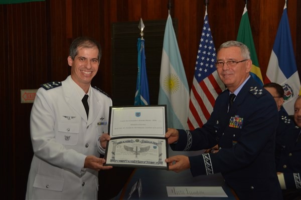 Comandante da Aeronáutica entrega diploma ao Tenente-Coronel Aviador Márcio