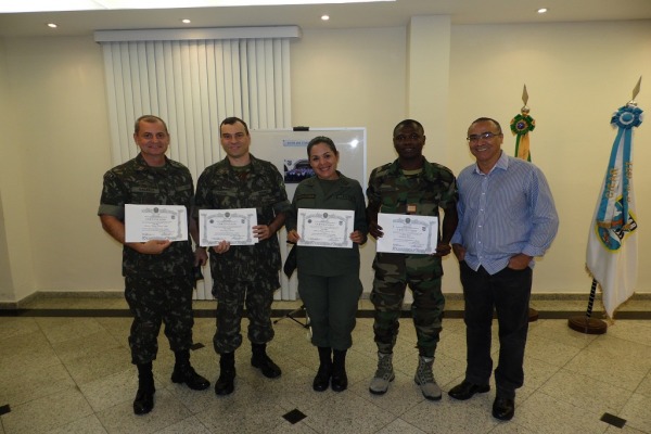 Militares do Exército e de Nações Amigas