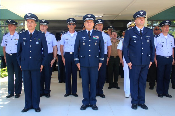 À esquerda, Coronel Hélcio, e à direita, Coronel Magalhães