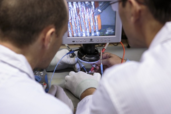 Técnicos do Cenipa analisam o chip de memória do gravador