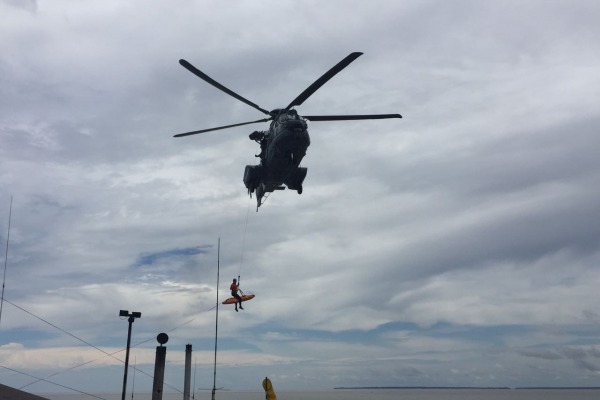 Pela primeira vez o esquadrão treina o içamento com maca a partir do convés com o helicóptero H-36