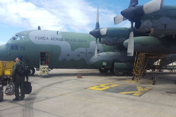 Tripulantes iniciam embarque no C-130 Hércules