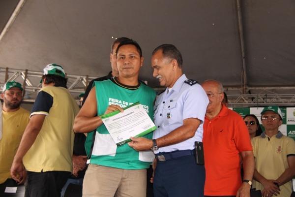 Militares da Fab participam de evento que incentiva produtores