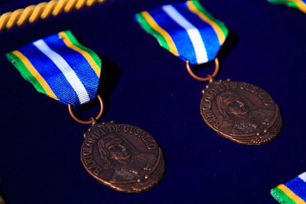 Militares e civis receberam a medalha Bartolomeu de Gusmão