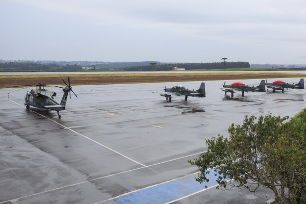 Aeronaves A-29 Super Tucano e helicóptero Black Hawk estão no aeroporto da cidade