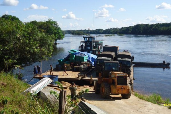 Balsas da COMARA foram utilizadas para transporte de material