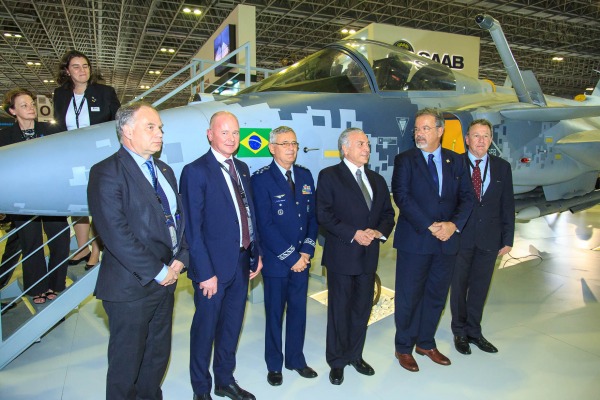 Autoridades posam para foto em frente a nova aeronave de combate da FAB