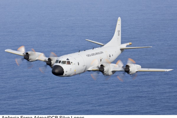 Aeronave P-3 realiza buscas à embarcação