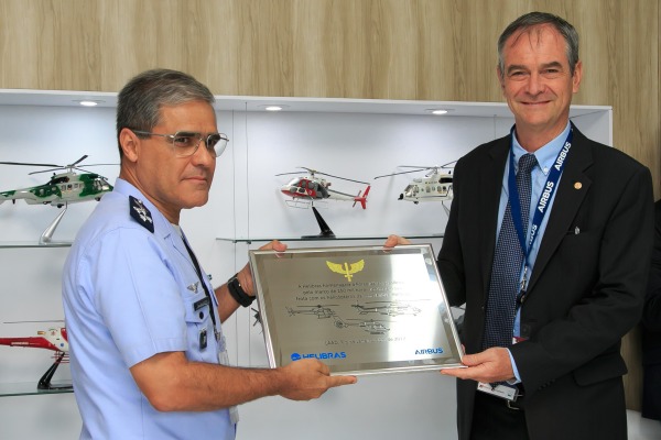 FAB recebeu homenagem por 150 mil horas de voo da frota de helicópteros