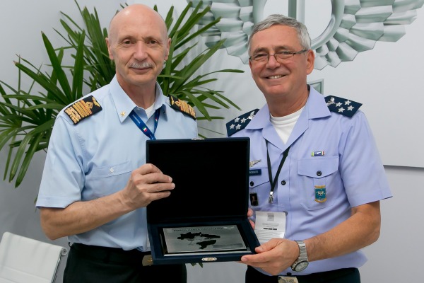 Comandante da Aeronáutica realizou reuniões bilaterais durante a feira