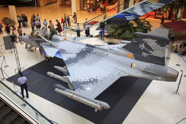 Réplica do Gripen NG ficará exposta entre os dias 13 e 23 de abril no VillageMall Shopping