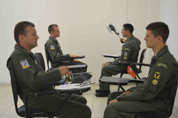 Briefing dos instrutores para os futuros pilotos de helicóptero