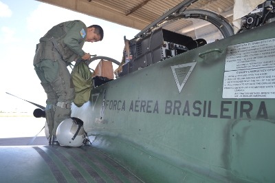 Aspirante se preparando para entrar na aeronave.  