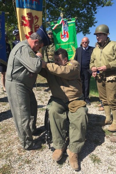 Historiador italiano entrega medalha a oficiais da FAB