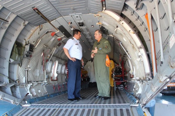 General colombiano conhece aeronave C-105 Amazonas operada pela FAB