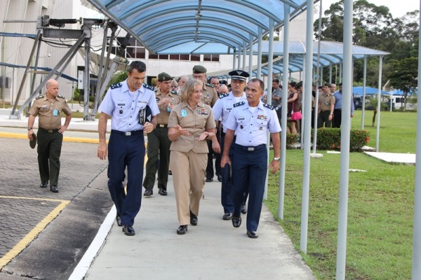 A diretora do CID, Contra-Almirante Martha Herb, acompanhou a visita