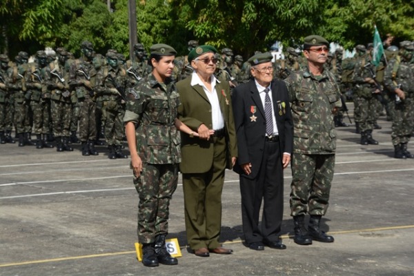 Integrantes da Força Expedicionária Brasileira recebem homenagem