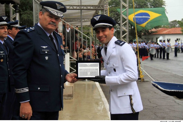 Entrega de prêmio - Maj Brig Mesquita