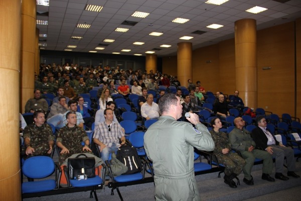 Evento foca no aprimoramento do instrutor de voo e na melhoria da instrução