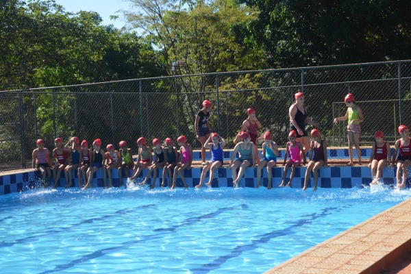 Os estudantes desenvolvem atividades físicas e trabalhos pedagógicos no contra turno escolar