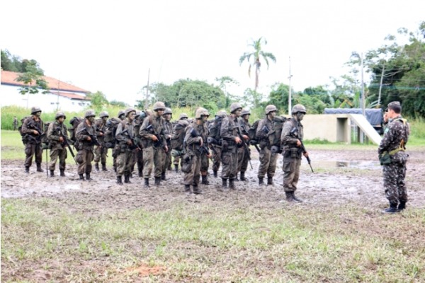 Alunos do Exército realizam treinamento na BAFL