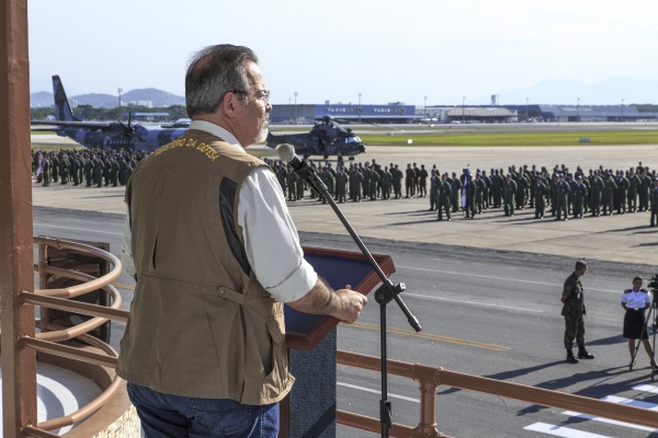 Ministro discursa para a tropa