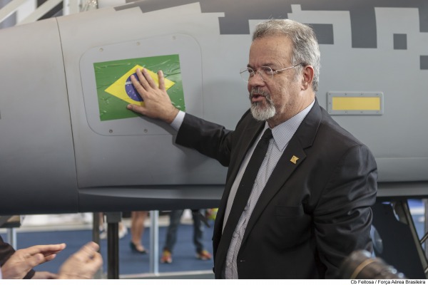 Com o Gripen NG durante feira de defesa