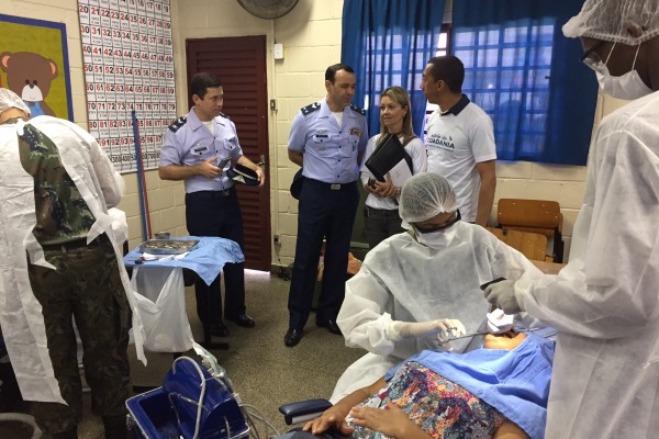 Atendimento nas Unidades Odontológicas Portáteis realizado em sala de aula