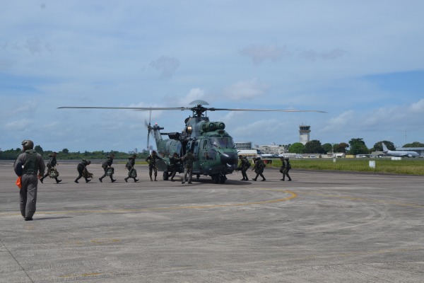 Militares do EB embarcam para o treinamento no H-36