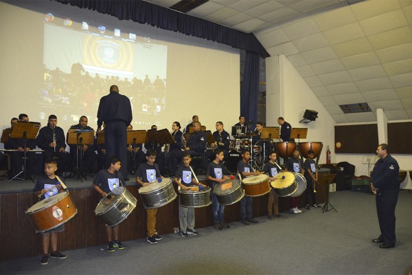 A apresentação foi acompanhada pela Banda da Ala 13