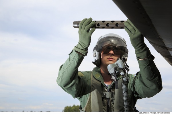 Piloto de caça checa armamento do A-29 Super Tucano